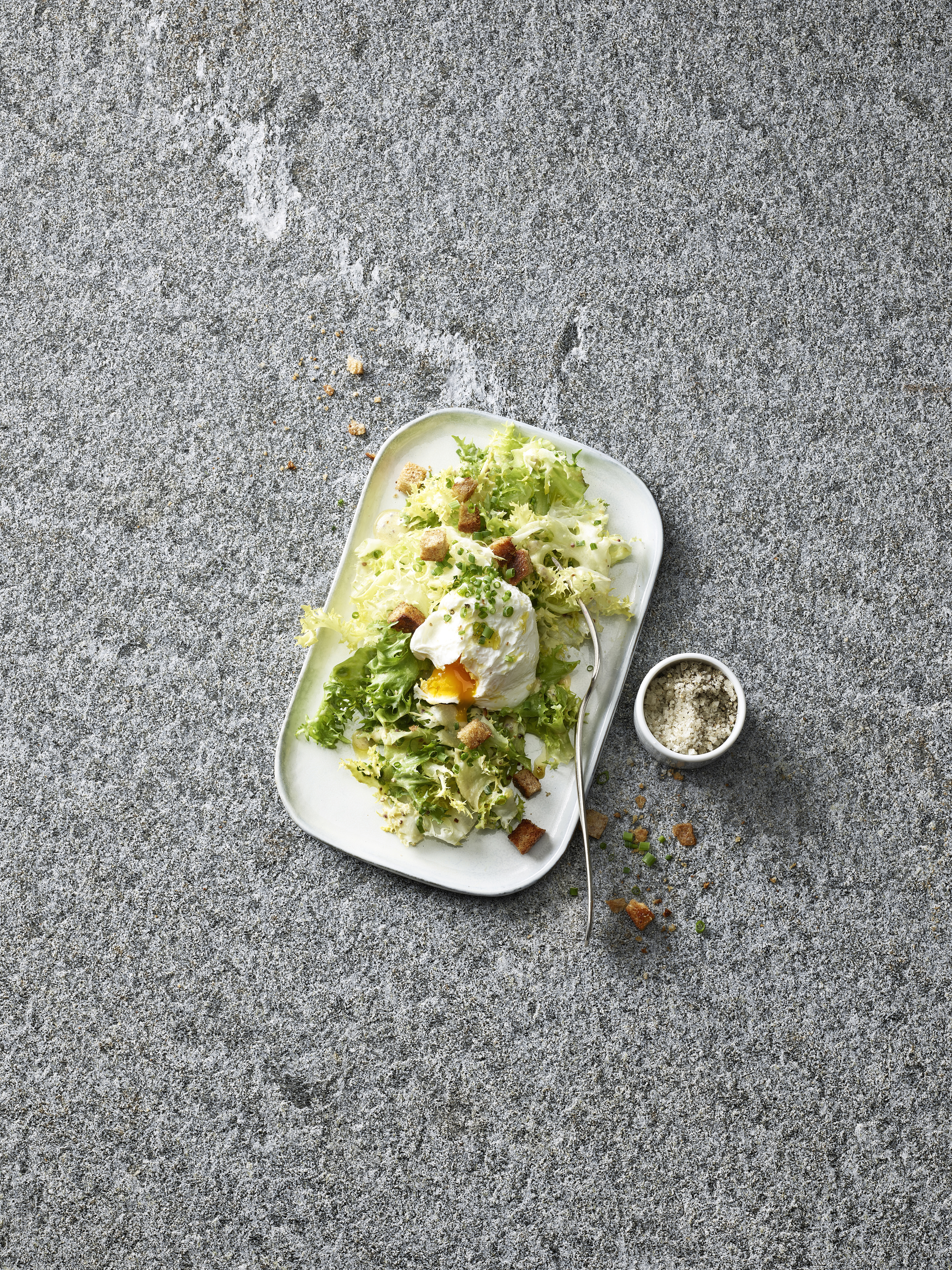 Frisée-Salat mit pochiertem Ei und Senfdressing | Schweizer Raps