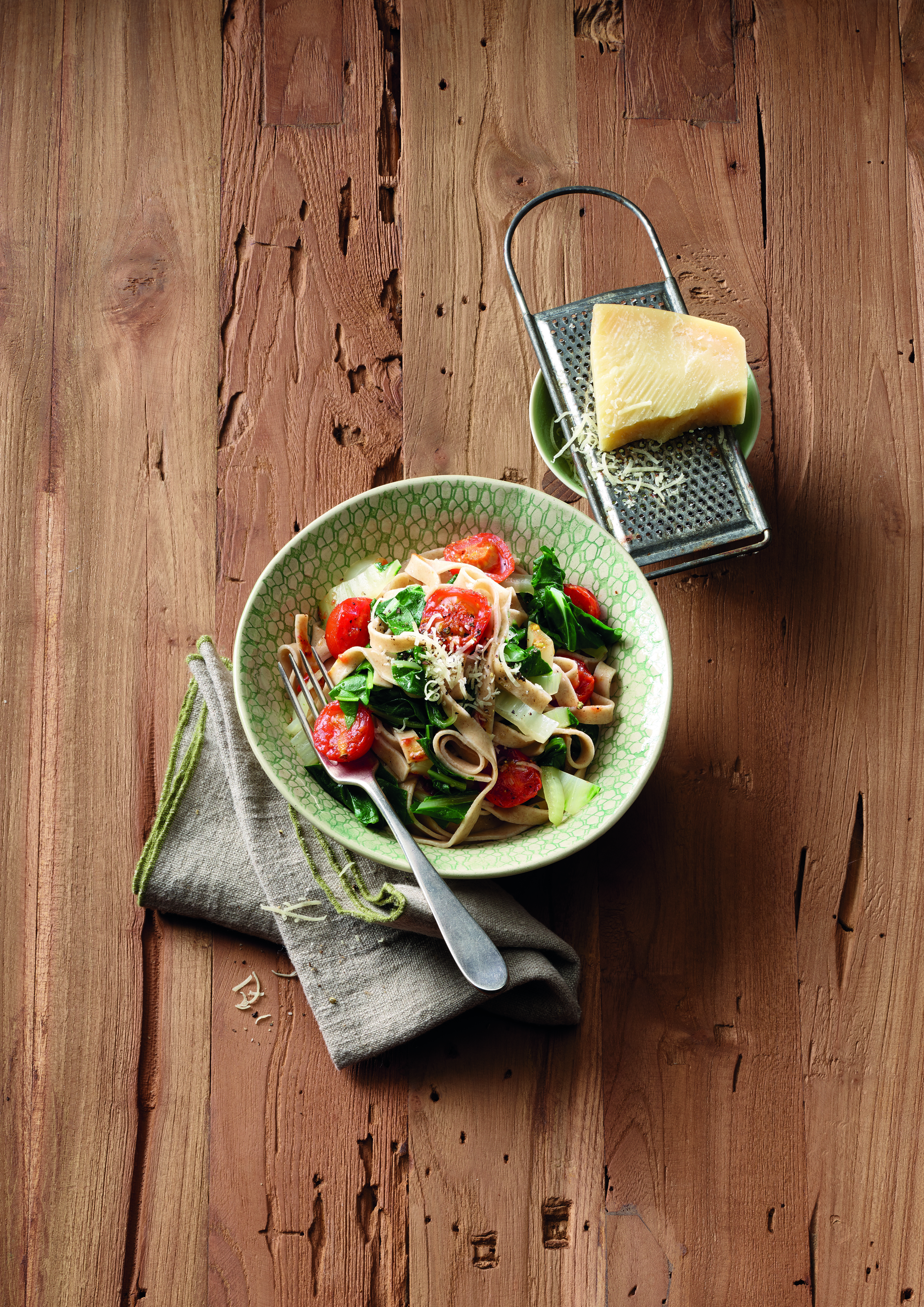 Dinkelnudeln mit Mangold und Cherrytomaten