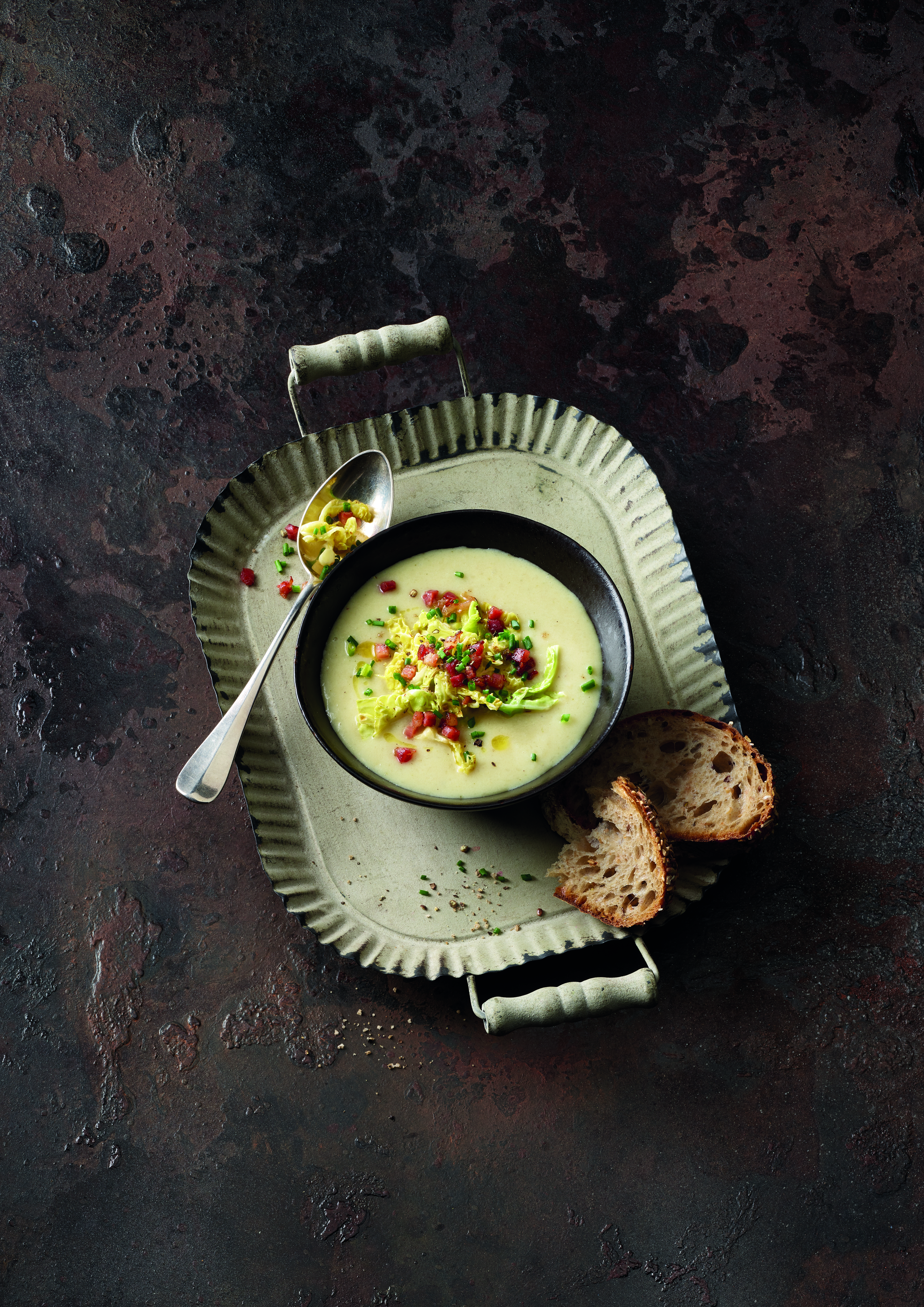 Topinambur-Suppe mit Wirsingstreifen