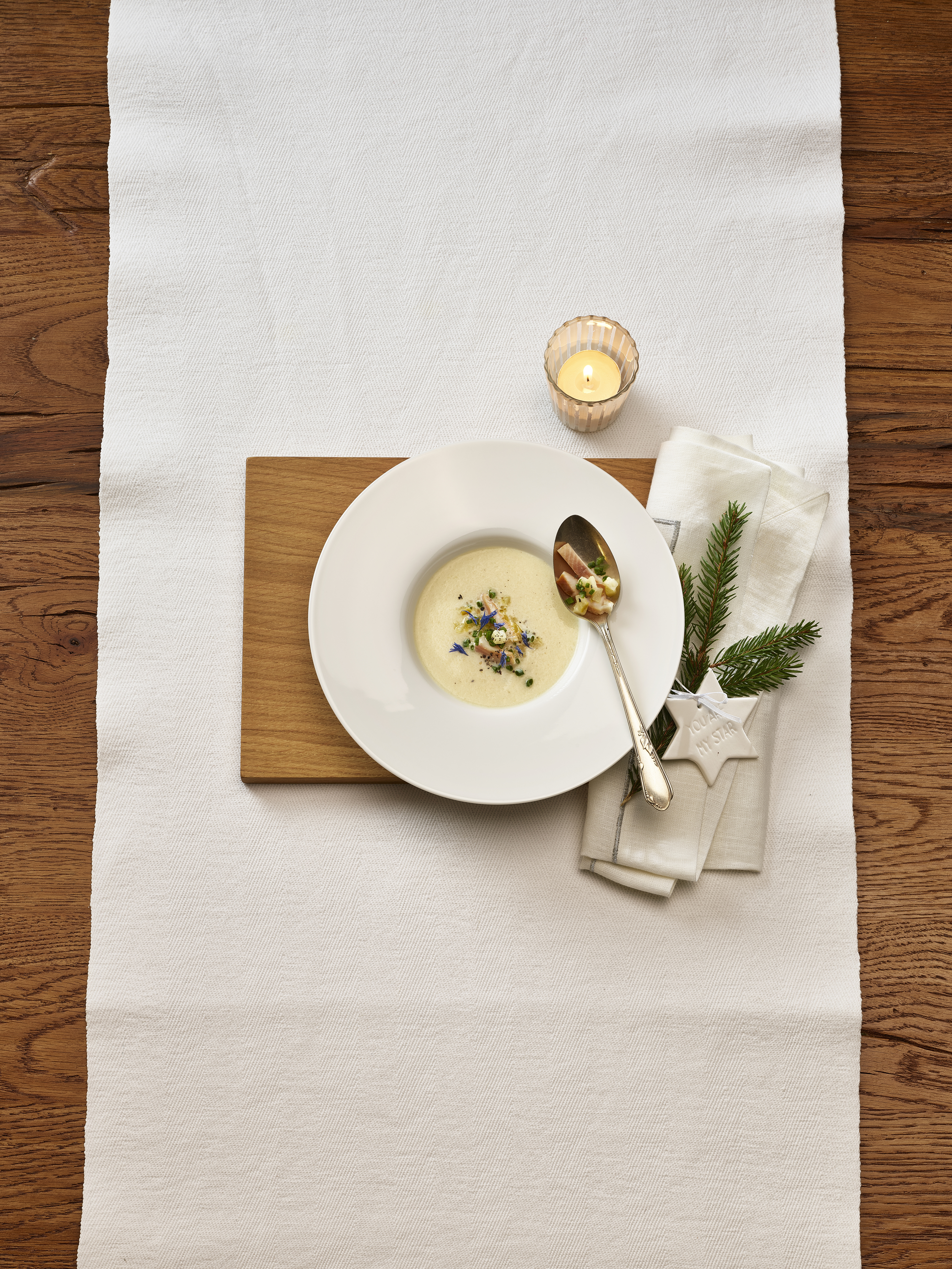 Selleriesuppe mit Birne und geräucherter Forelle