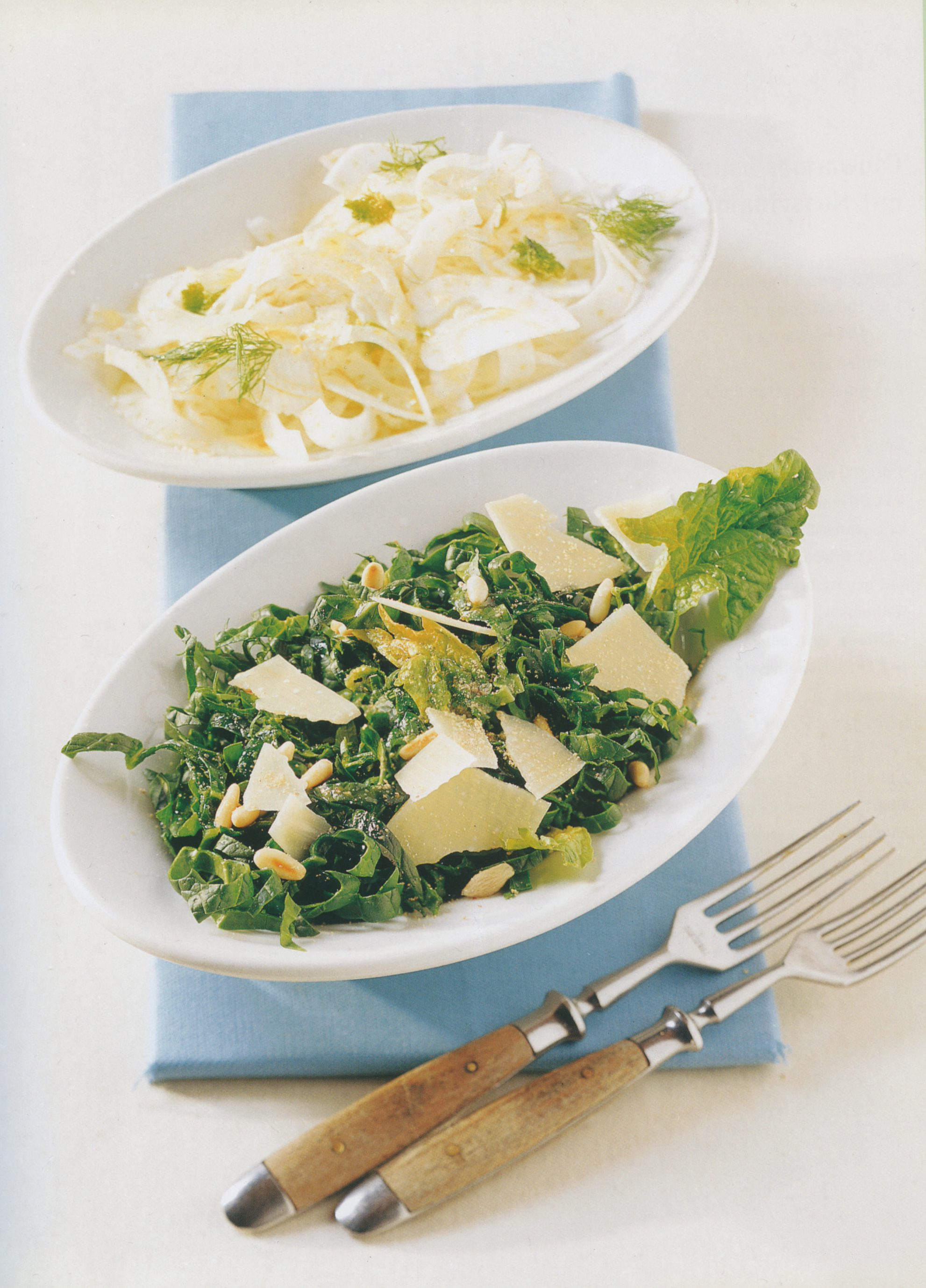 Spinatsalat mit Parmesan und Pinienkernen