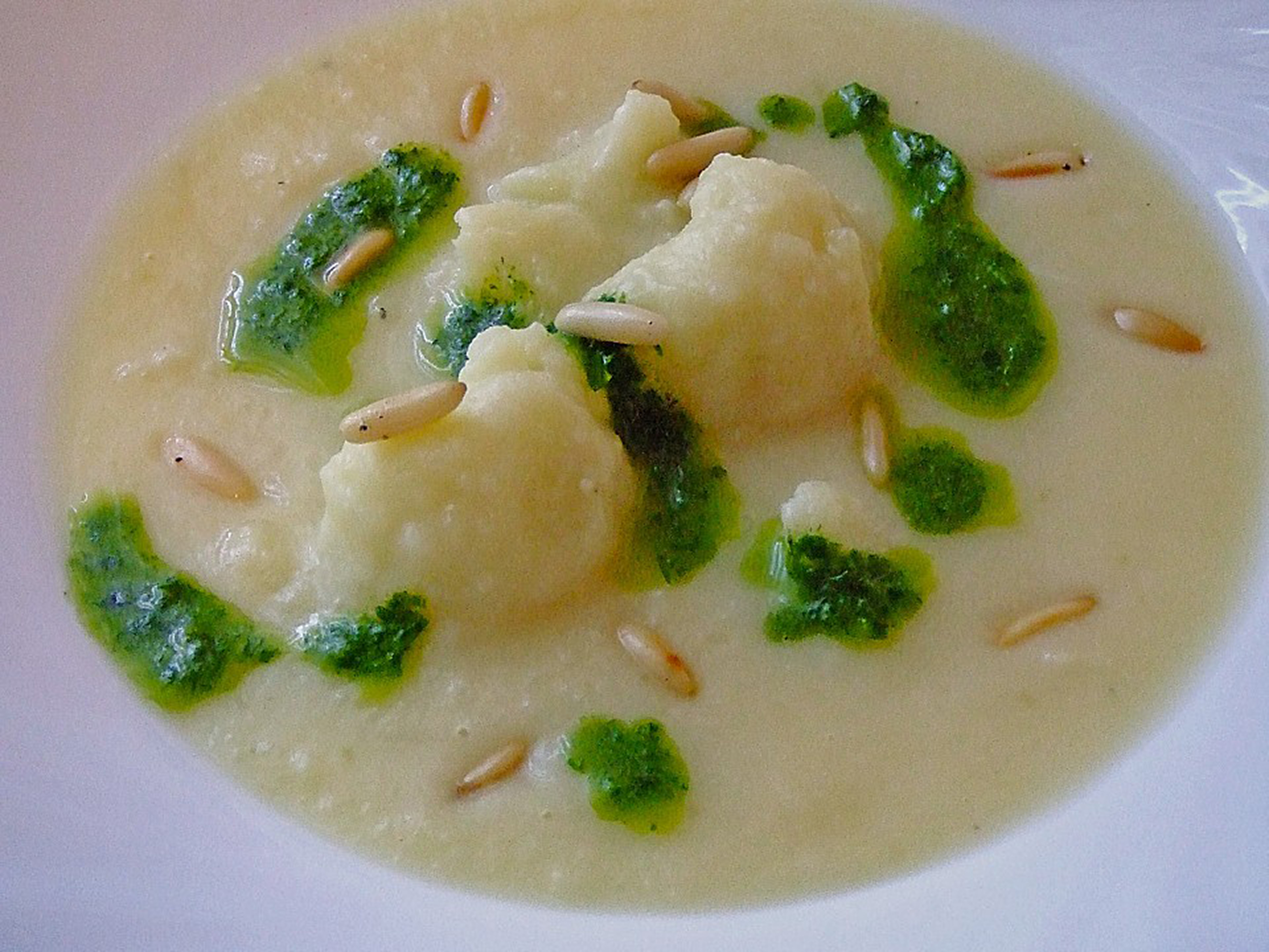 Blumenkohlsuppe mit Petersilienöl