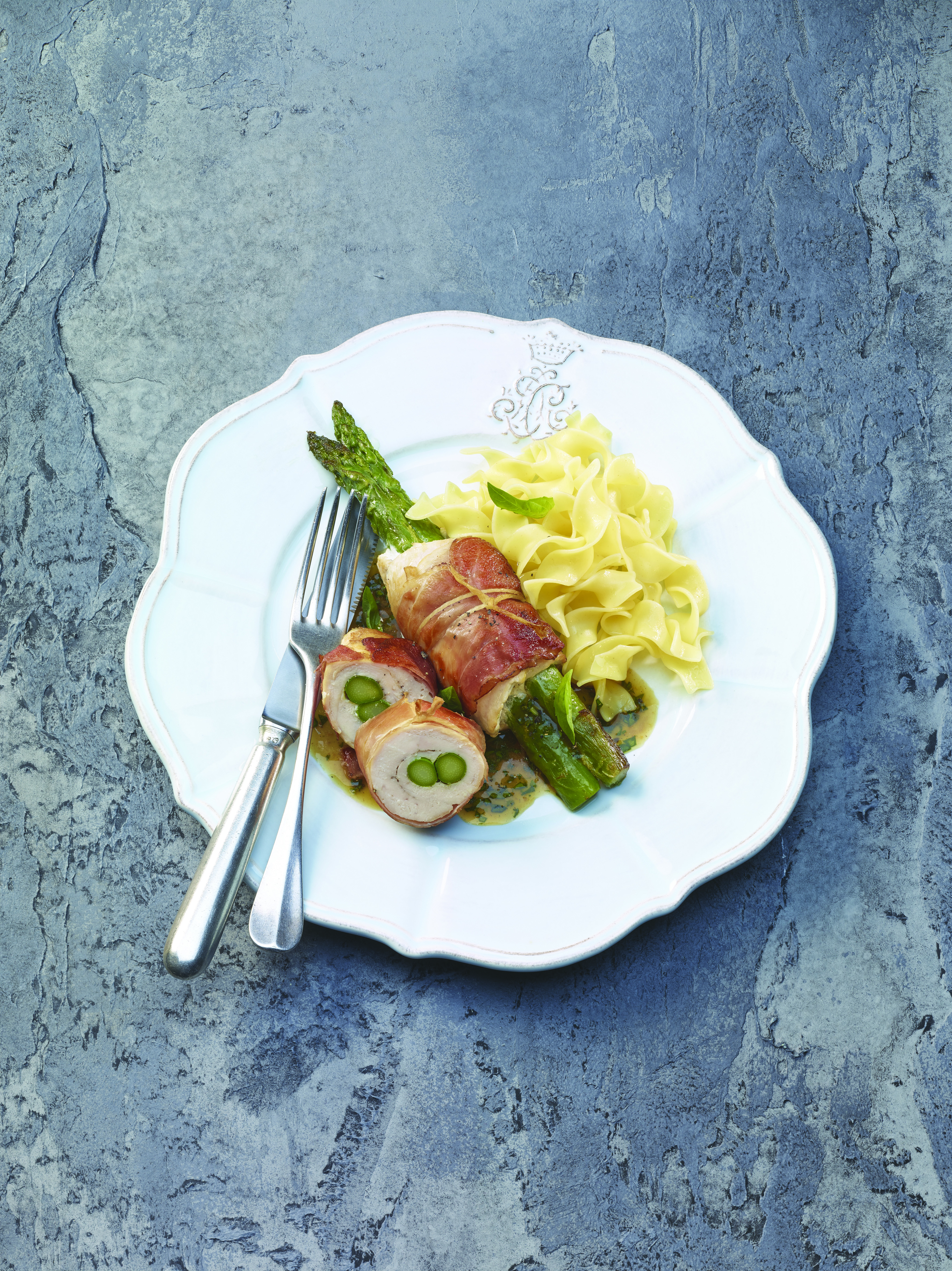 Pouletröllchen mit Spargeln