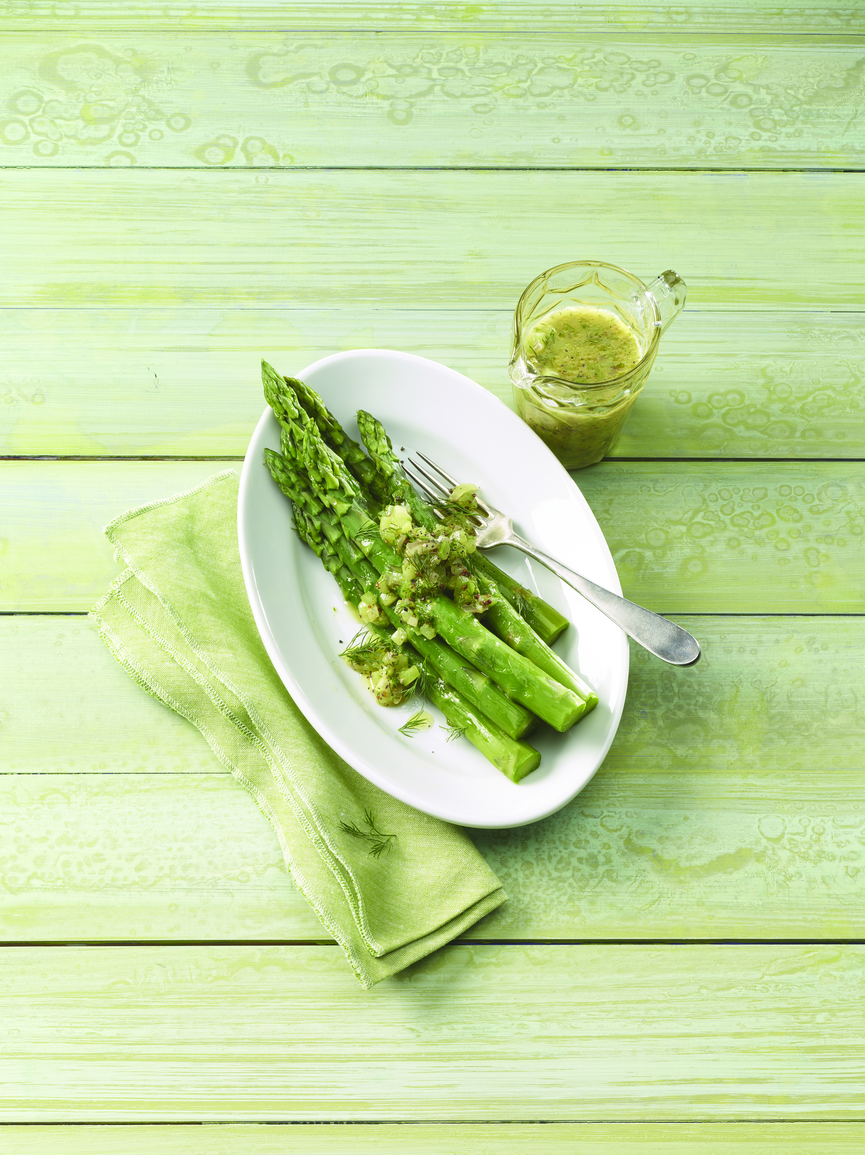 Spargel an Dill-Gurken-Vinaigrette