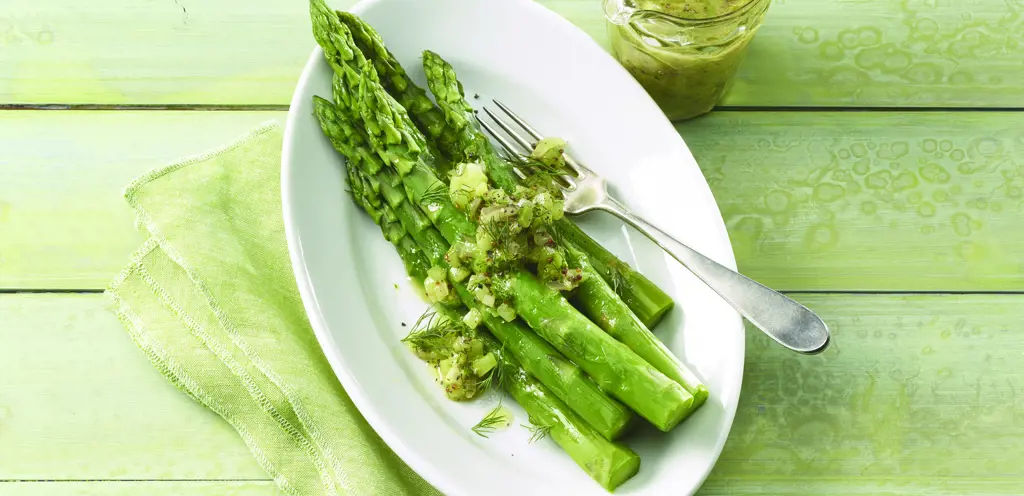 Spargel an Dill-Gurken-Vinaigrette