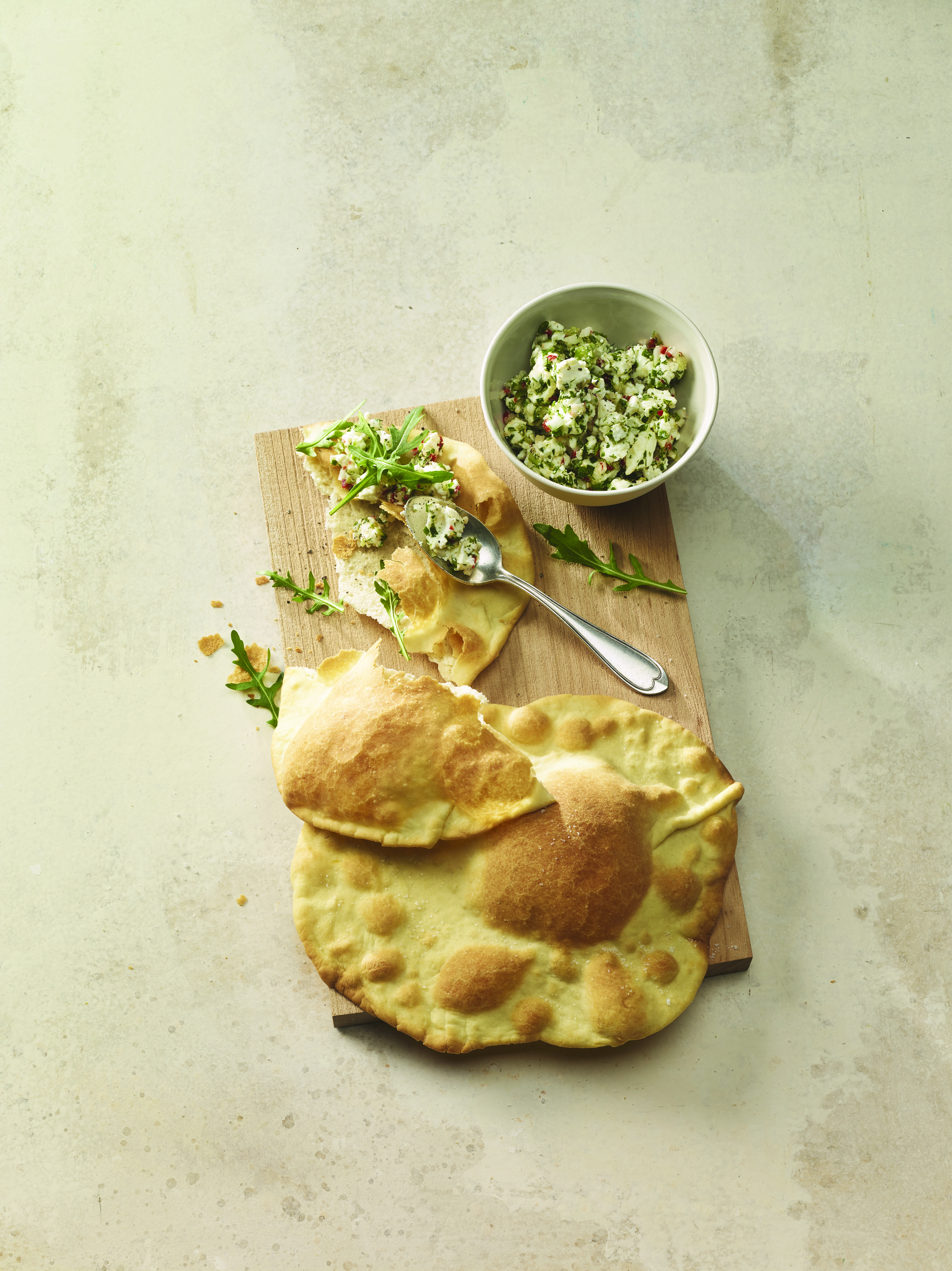 Kräuter-Feta mit Fladenbrot