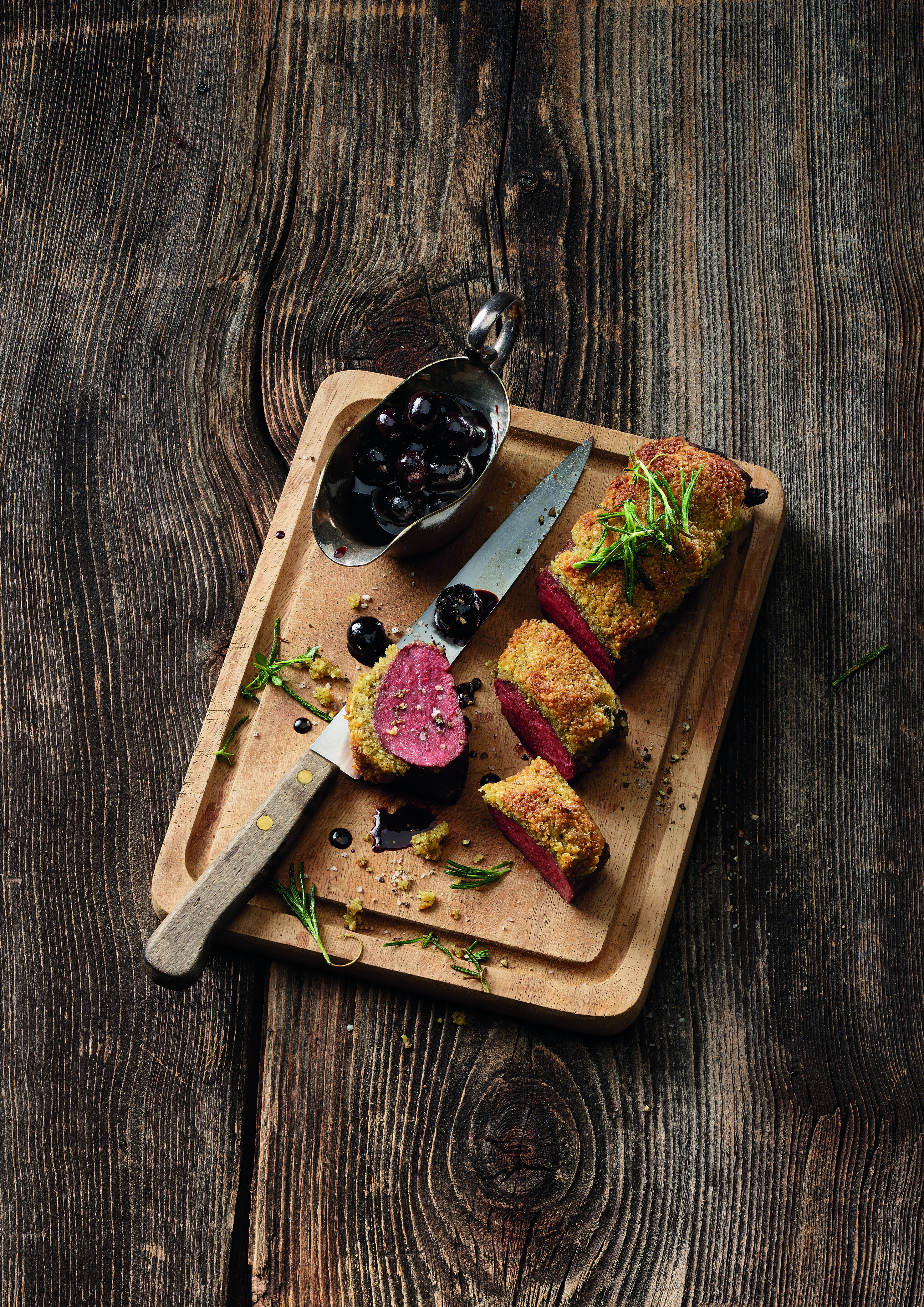Rehrückenfilet mit Baumnusskruste und Blaubeersauce