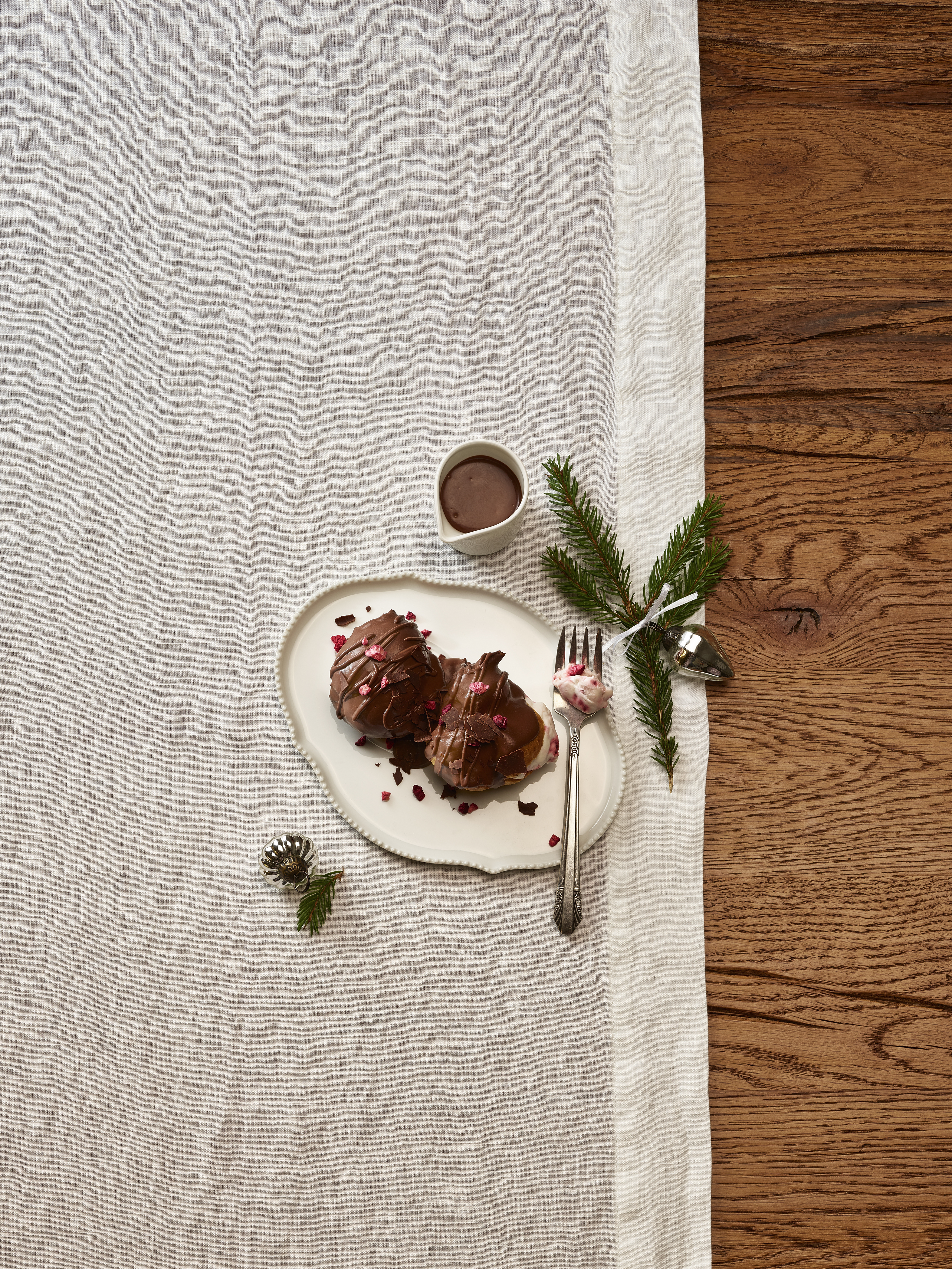 Ofenküchlein mit Himbeerrahm und Schokoladensauce